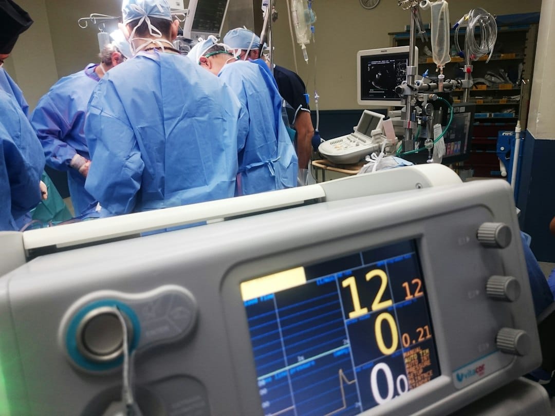 La IA en hospitales está encareciendo la sanidad: Blue Cross Blue Shield lo demuestra con casi 1.000 millones de dólares en gastos extra