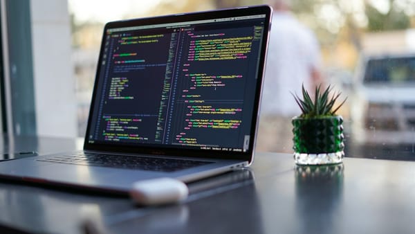 Claude Code Hooks: automatiza tu flujo de desarrollo con comandos propios