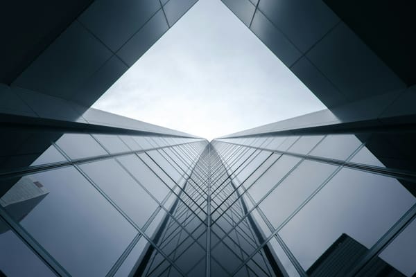 Edificio de cristal visto desde abajo