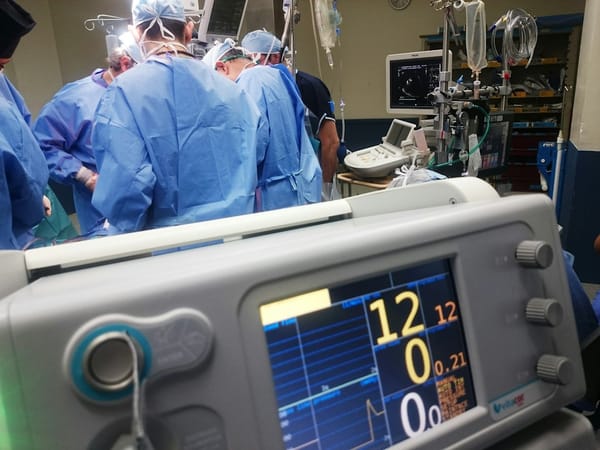 La IA en hospitales está encareciendo la sanidad: Blue Cross Blue Shield lo demuestra con casi 1.000 millones de dólares en gastos extra