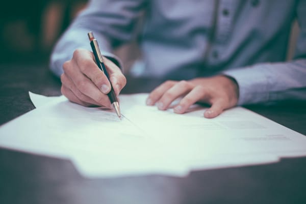 Cuando la IA firma contratos: lo que el caso Ironclad revela sobre el futuro de los agentes autónomos